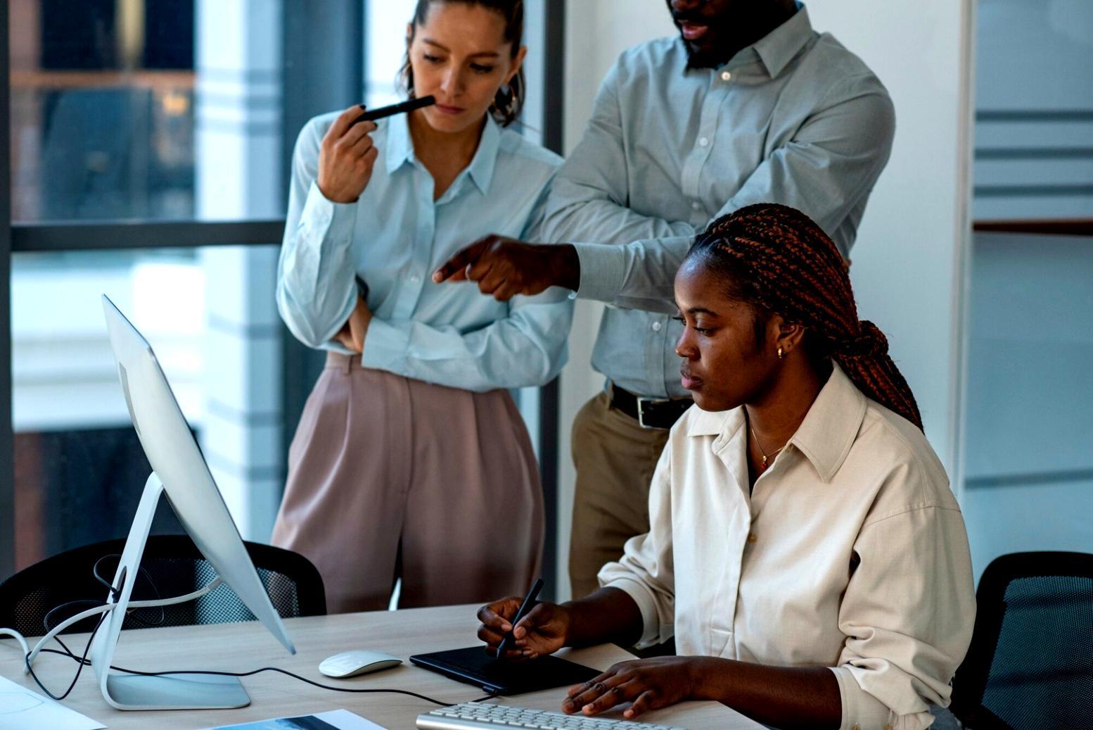 Finanzanalyst arbeitet mit Szenario-Modellen am Computer